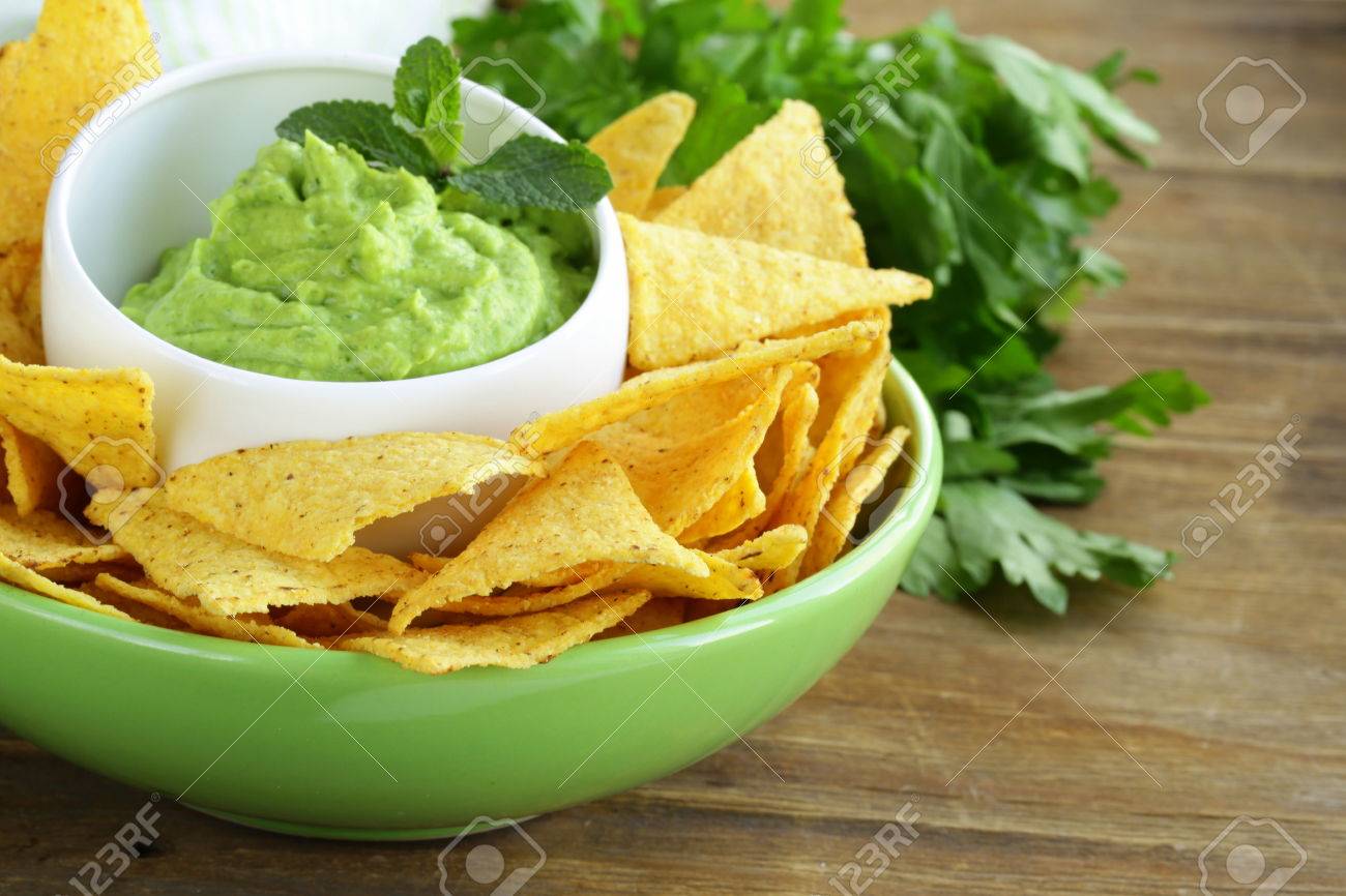 ワカモレとコーンチップ 伝統的なメキシコ前菜カップ の写真素材 画像素材 Image 2222
