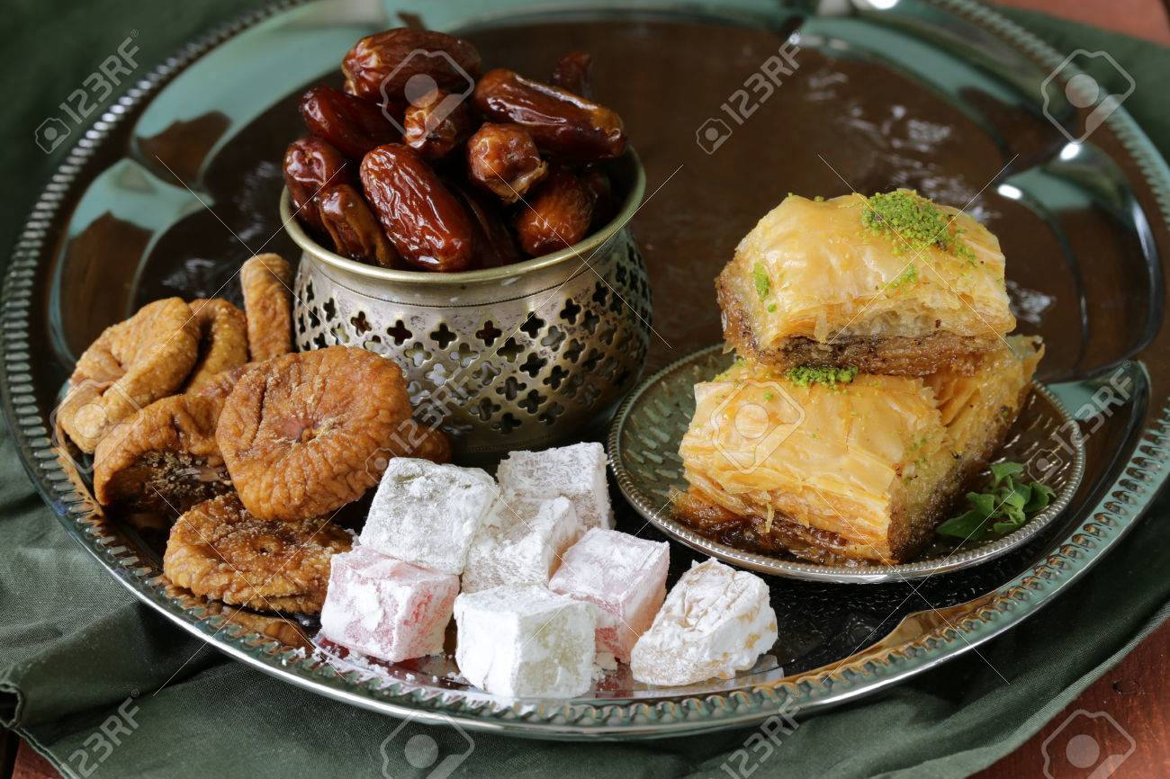 Verschiedene östlichen Süßigkeiten Baklava Datteln Turkish Delight Lizenzfreie Fotos Bilder Und Stock Fotografie Image 25063599<script async src=