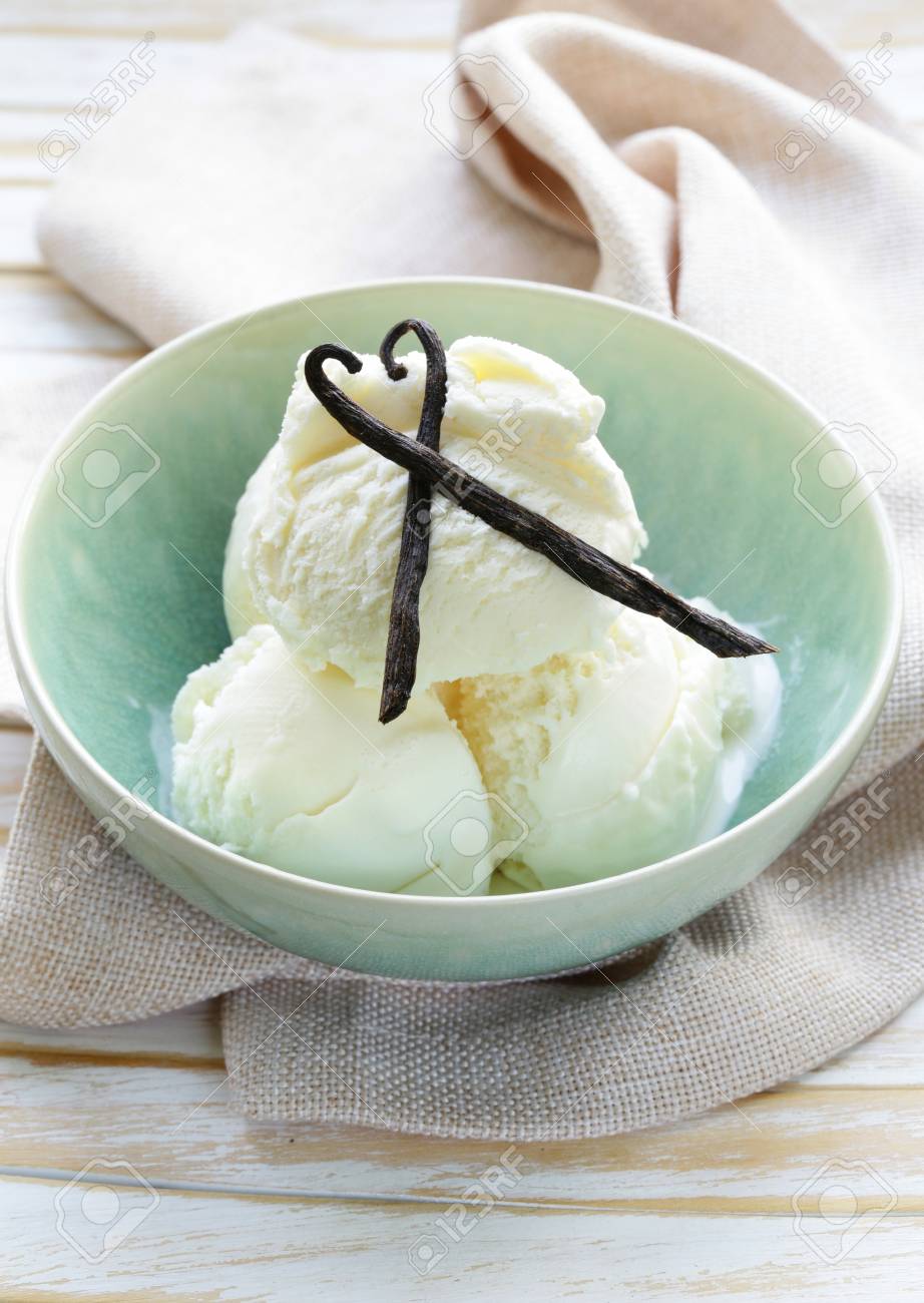 自家製クリーミーなバニラアイス クリームと天然バニラ棒 の写真素材 画像素材 Image