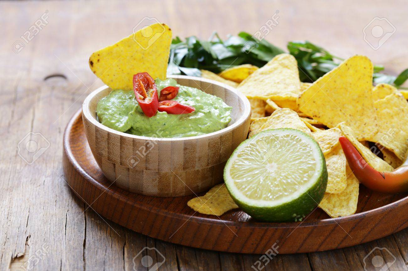 アボカドのワカモレ コーンチップ メキシコ料理のディップ の写真素材 画像素材 Image