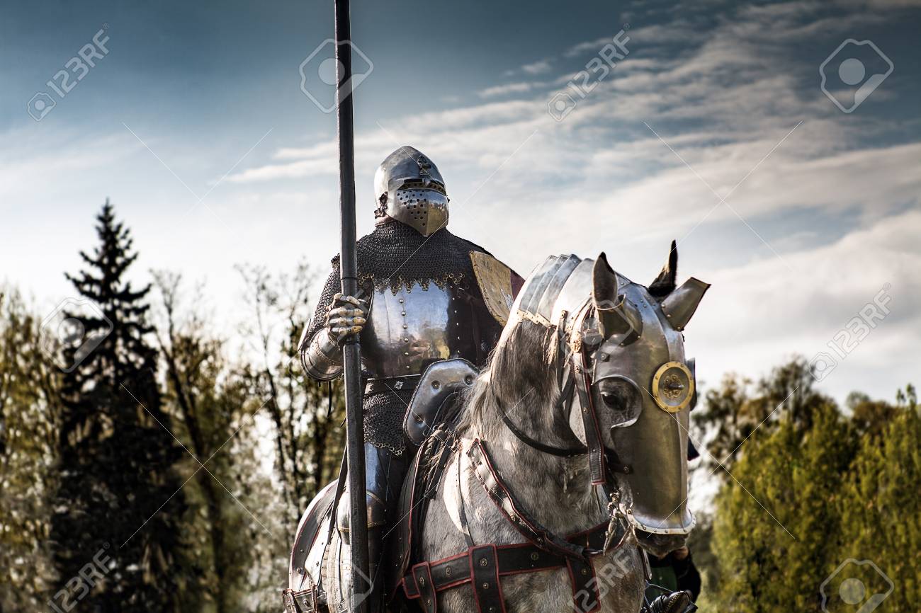 馬に乗った騎士。馬と槍を持った騎士鎧。中世の戦場で馬。の写真