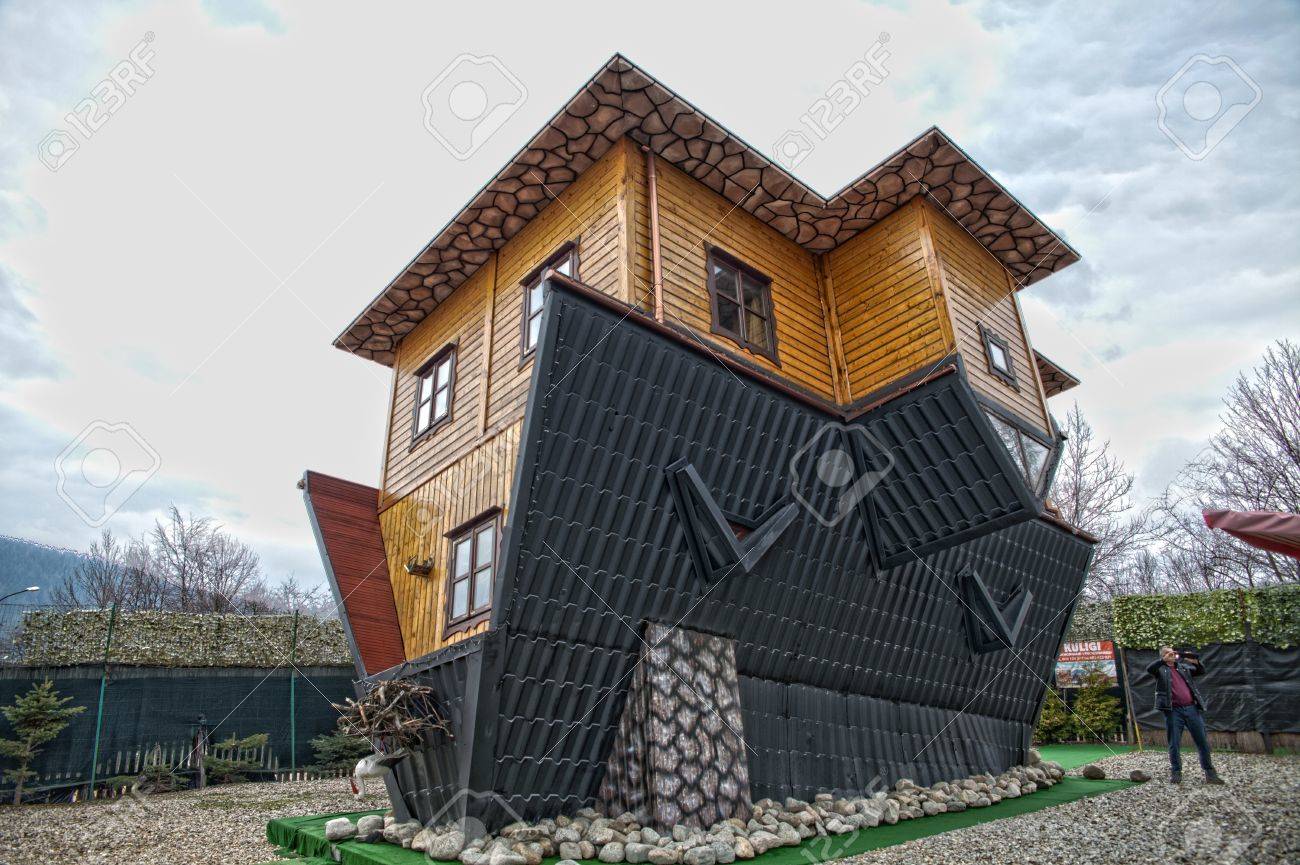 ザコパネの家を逆さまに魅力。 の写真素材・画像素材. Image 83902136.
