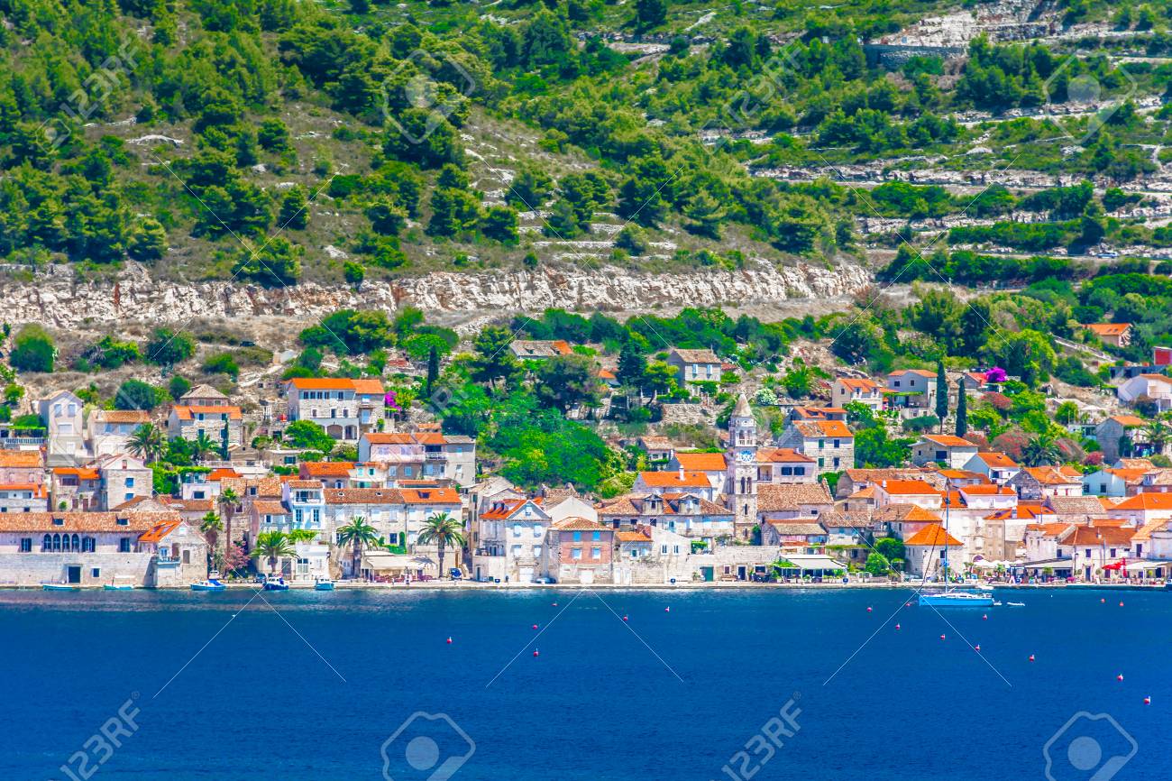 vue pittoresque en front de mer a la ville cotiere vis en croatie destination populaire de voyage d ete banque d images et photos libres de droits image 90851325