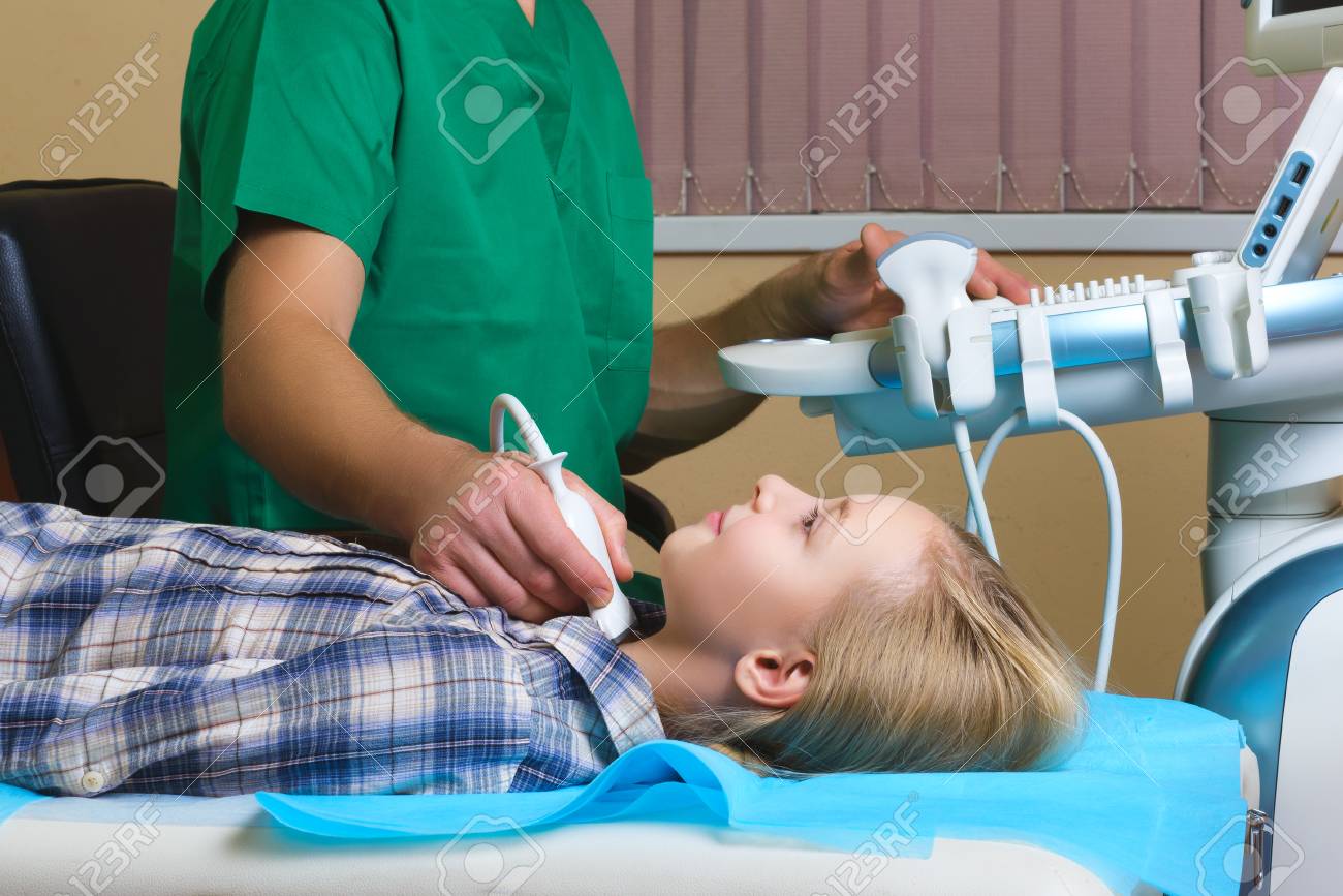 医師から甲状腺の超音波検査を得る女の子 の写真素材 画像素材 Image 医師から甲状腺の超音波検査を得る女の子 の写真素材 画像素材 Image
