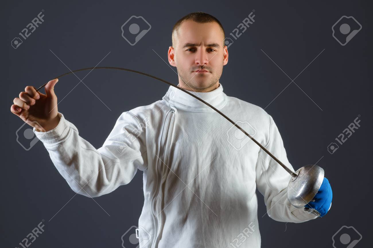 剣や灰色の背景にエペでポーズ フェンシング選手 の写真素材 画像素材 Image