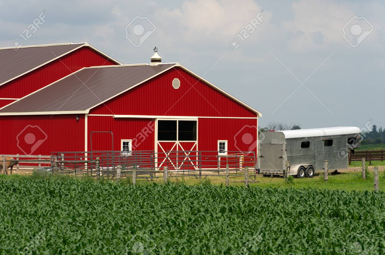 Horse barn red hi-res stock photography and images - Alamy, image size:1300x861