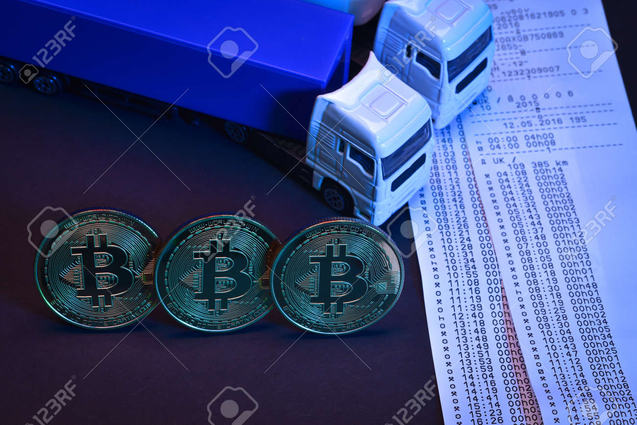 비트코인 암호화폐 채굴 및 전송 개념 블록체인 기술 장난감 트럭, 황금 비트코인 및 기타 통화 어두운 배경 로열티 무료 사진, 그림,  이미지 그리고 스톡포토그래피. Image 165754385