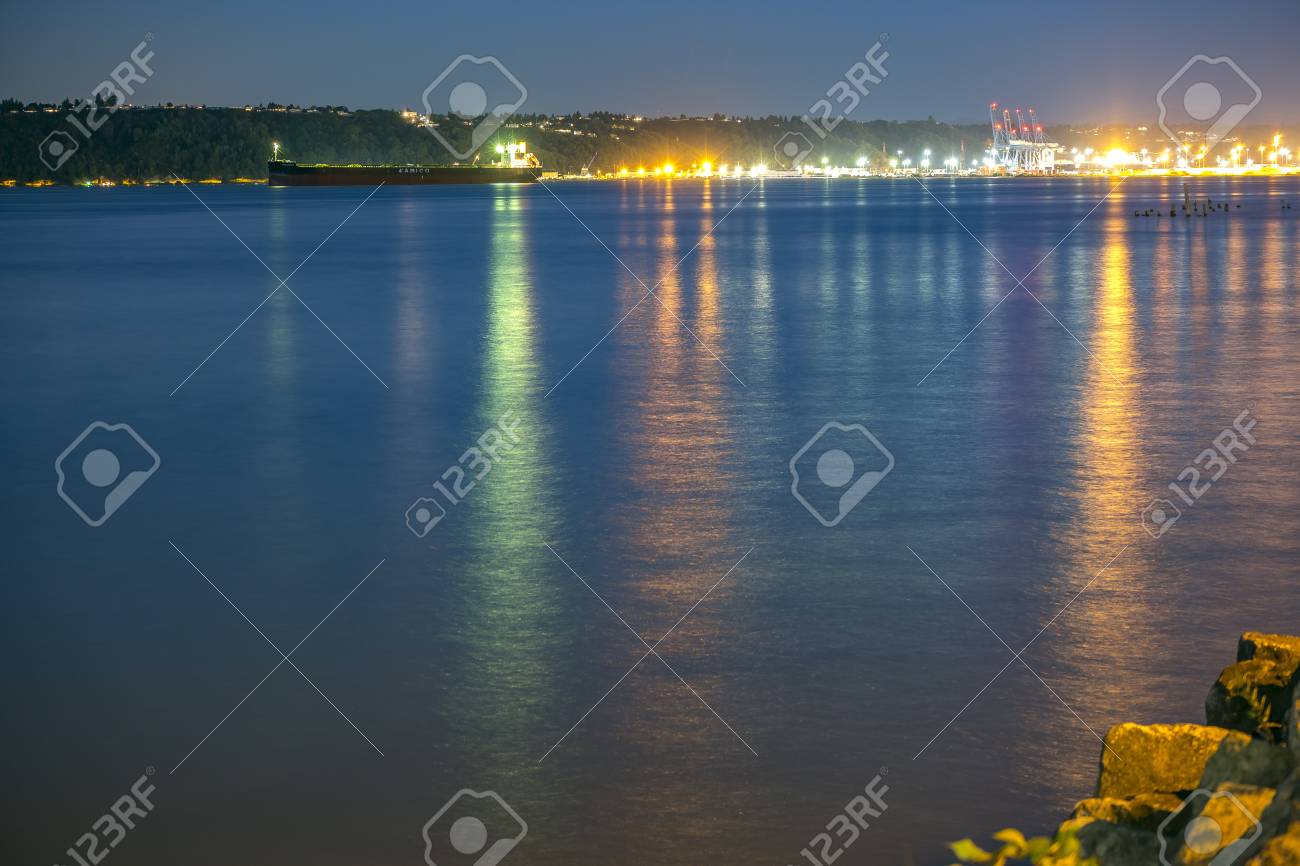 海に光の反射でタコマ港 夕暮れ時と日暮れにワシントン州タコマの湾 の写真素材 画像素材 Image