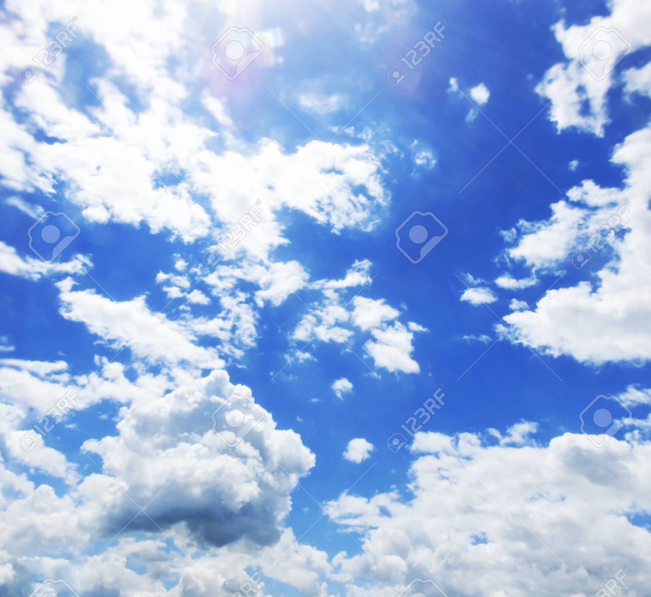 晴れた日の雲にサンレイ上 の写真素材 画像素材 Image