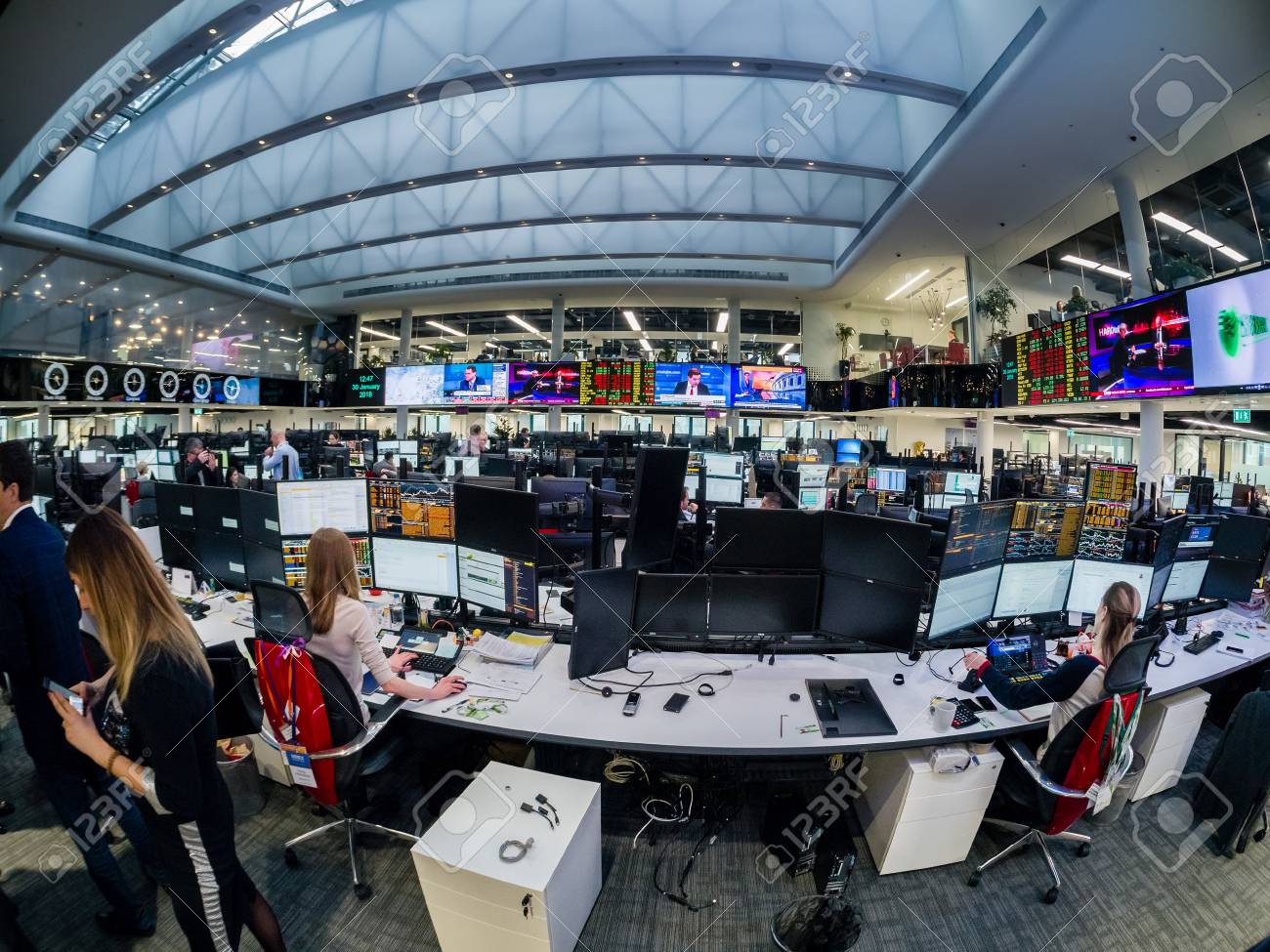 モスクワ、ロシア - JAN 30、2018:2018年1月30日にモスクワのスベルバンクCIB証券取引所の忙しい取引 フロアへの眺め。これは、4000平方メートルの面積を持つヨーロッパで新しい最大の取引フロアです。の写真素材・画像素材 Image 99022703
