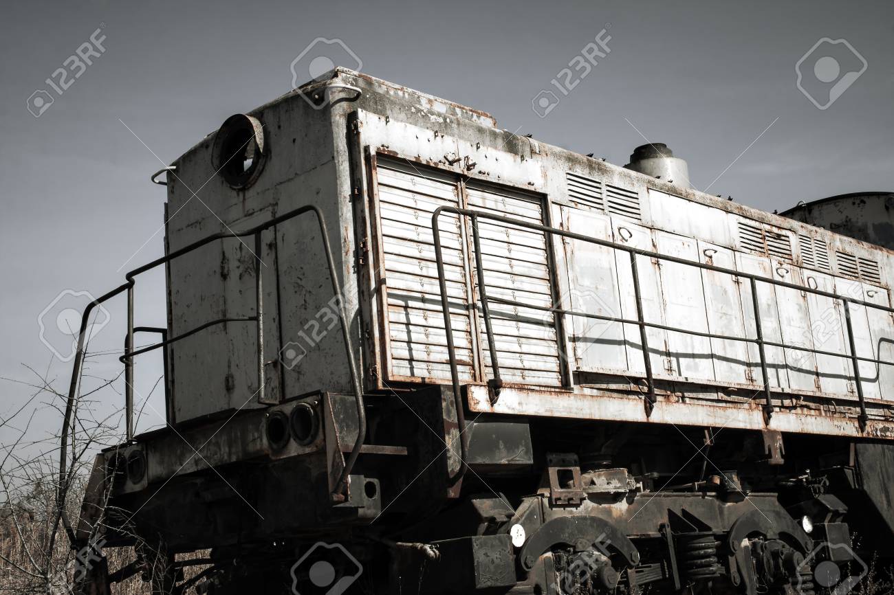 ウクライナ オデッサの地域で未完成の原子力発電の古いさびた機関車列車 の写真素材 画像素材 Image