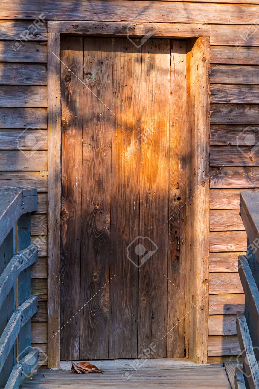それに日光と古い家の木製のドアと木の影のフロント ビュー の写真素材 画像素材 Image