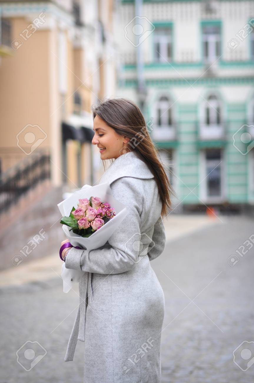 Belle Jeune Femme Avec Bouquet De Fleurs à La Rue De La Ville Portrait De Printemps De Jolie Femme