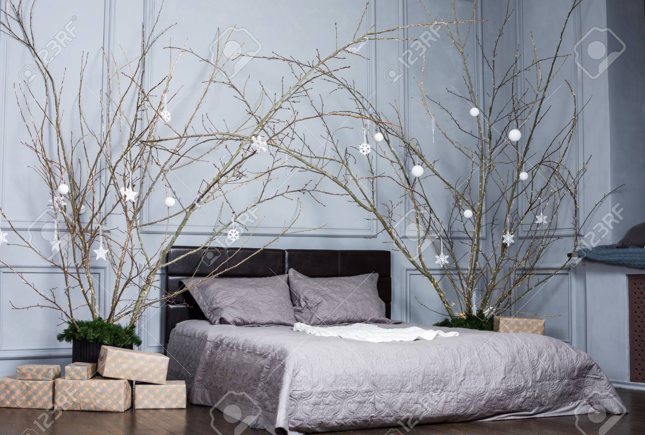 Luci Di Natale In Camera.Immagini Stock Intimita Comfort Interni E Vacanze Concetto Accogliente Camera Da Letto Con Letto E Luci Di Ghirlanda Di Natale A Casa Image 91790939