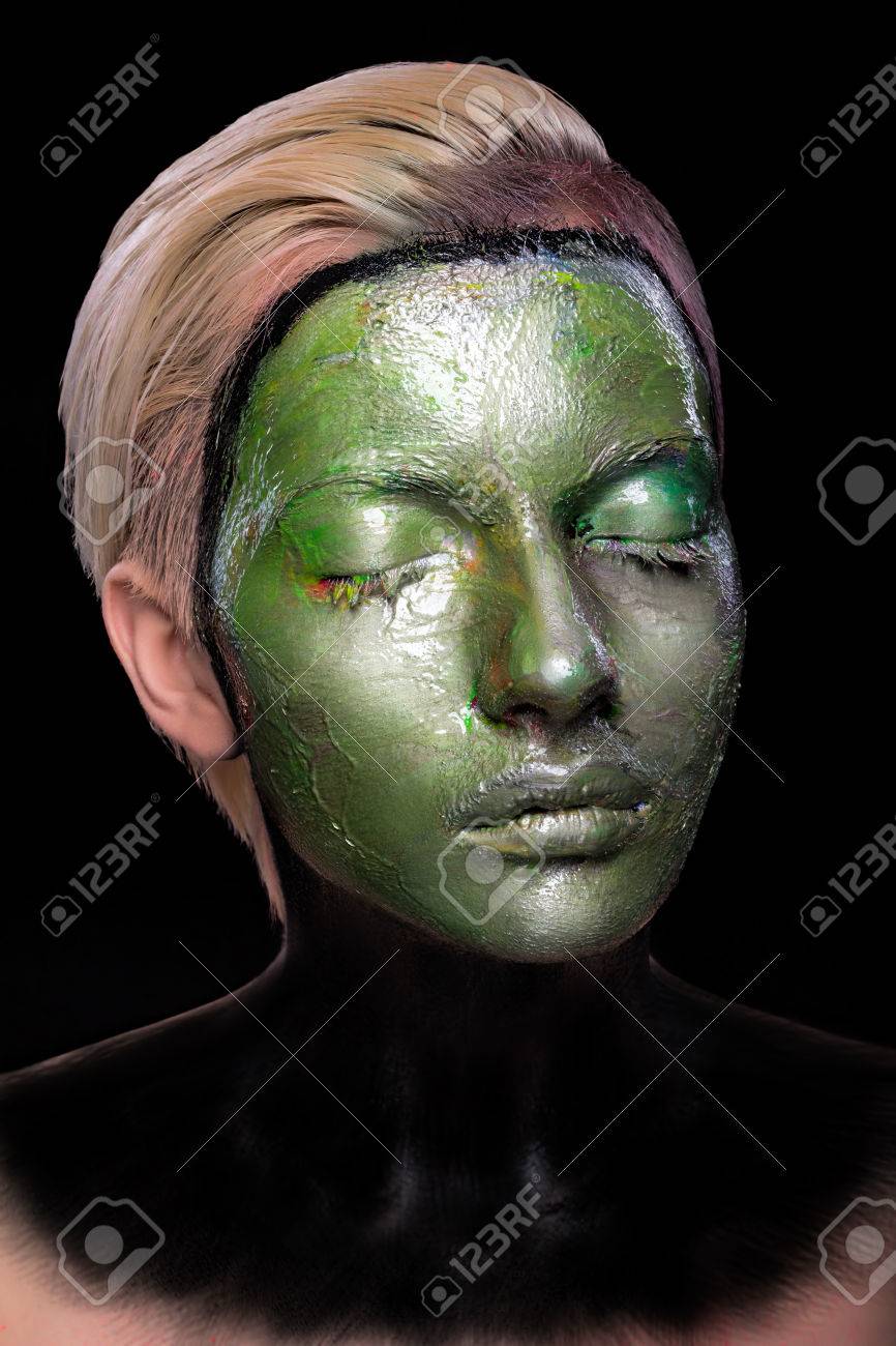 Portrait Dune Femme Avec Le Maquillage étranger Peinture Verte