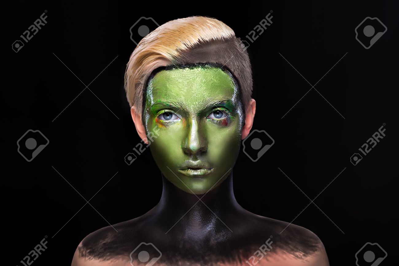 Portrait Dune Femme Avec Le Maquillage étranger Peinture Verte
