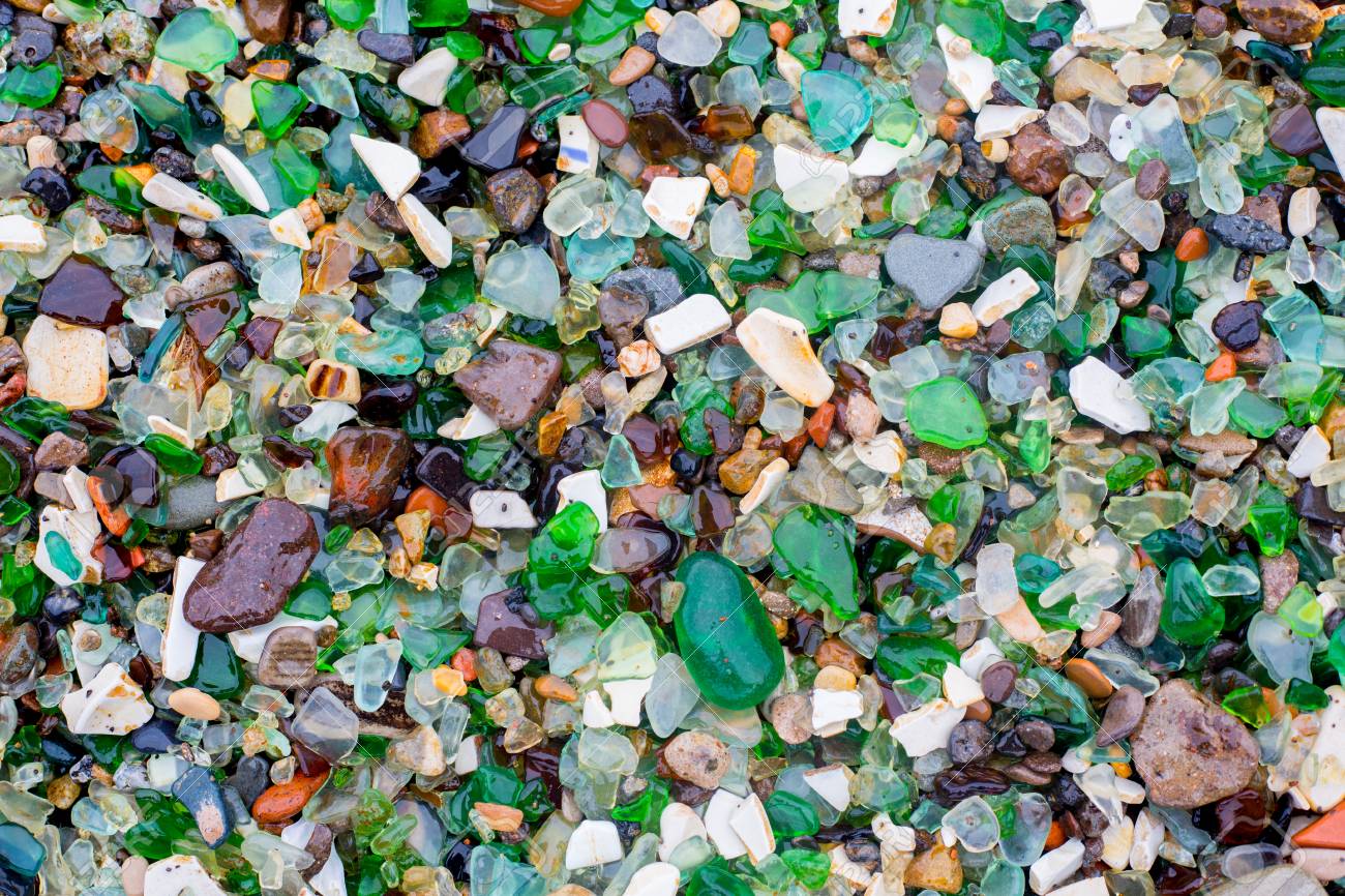 海のビーチでカラフルなガラス石をクローズ アップの背景 の写真素材 画像素材 Image