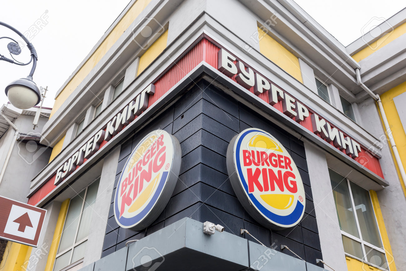 ロシア、ウラジオストク、2022年6月4日。バーガーキングファーストフードレストランのファサードのロゴ。バーガーキング(BK)は、ハンバーガーファーストフードレストランのアメリカを拠点とする多国籍チェーンです。の写真素材・画像素材  Image 189031511