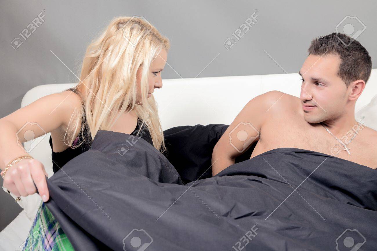 若い魅力的な男と女の夜の睡眠のために落ち着いて準備ができてベッドに入る の写真素材 画像素材 Image 若い魅力的な男と女の夜の睡眠のために落ち着いて準備ができてベッドに入る の写真素材 画像素材 Image