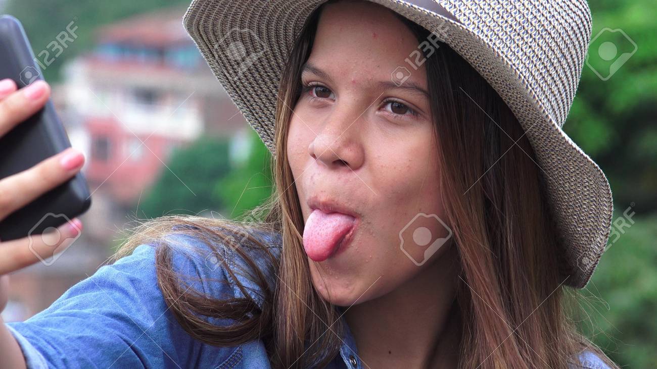 Selfy 間抜けなおもしろい顔をして十代の少女 の写真素材 画像素材 Image
