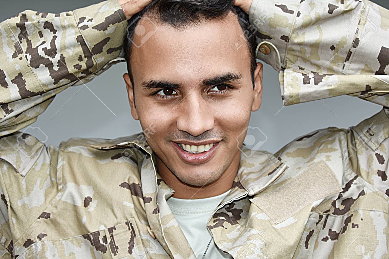 軍の男性兵士休息 の写真素材 画像素材 Image