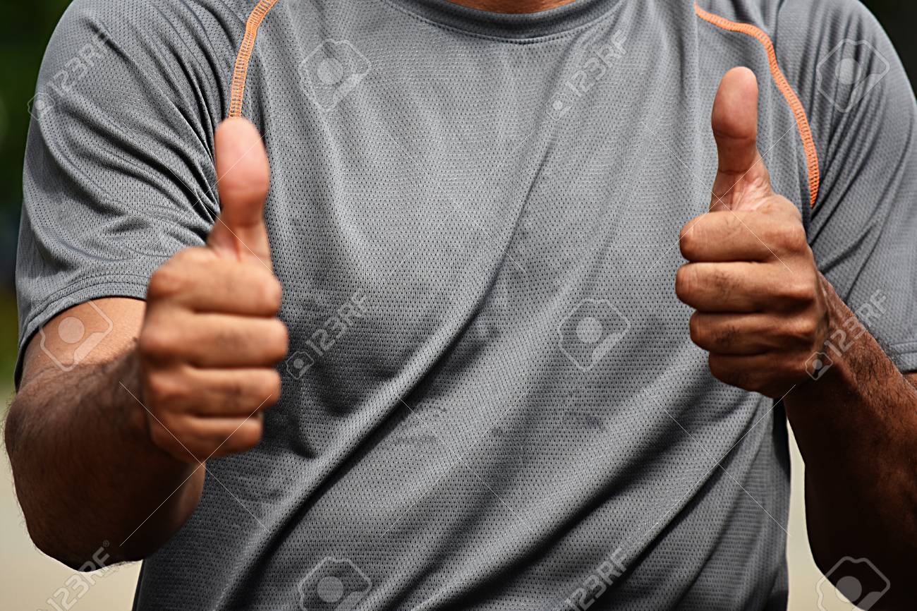 親指を上げる大人の男性アスリート の写真素材 画像素材 Image 97245773