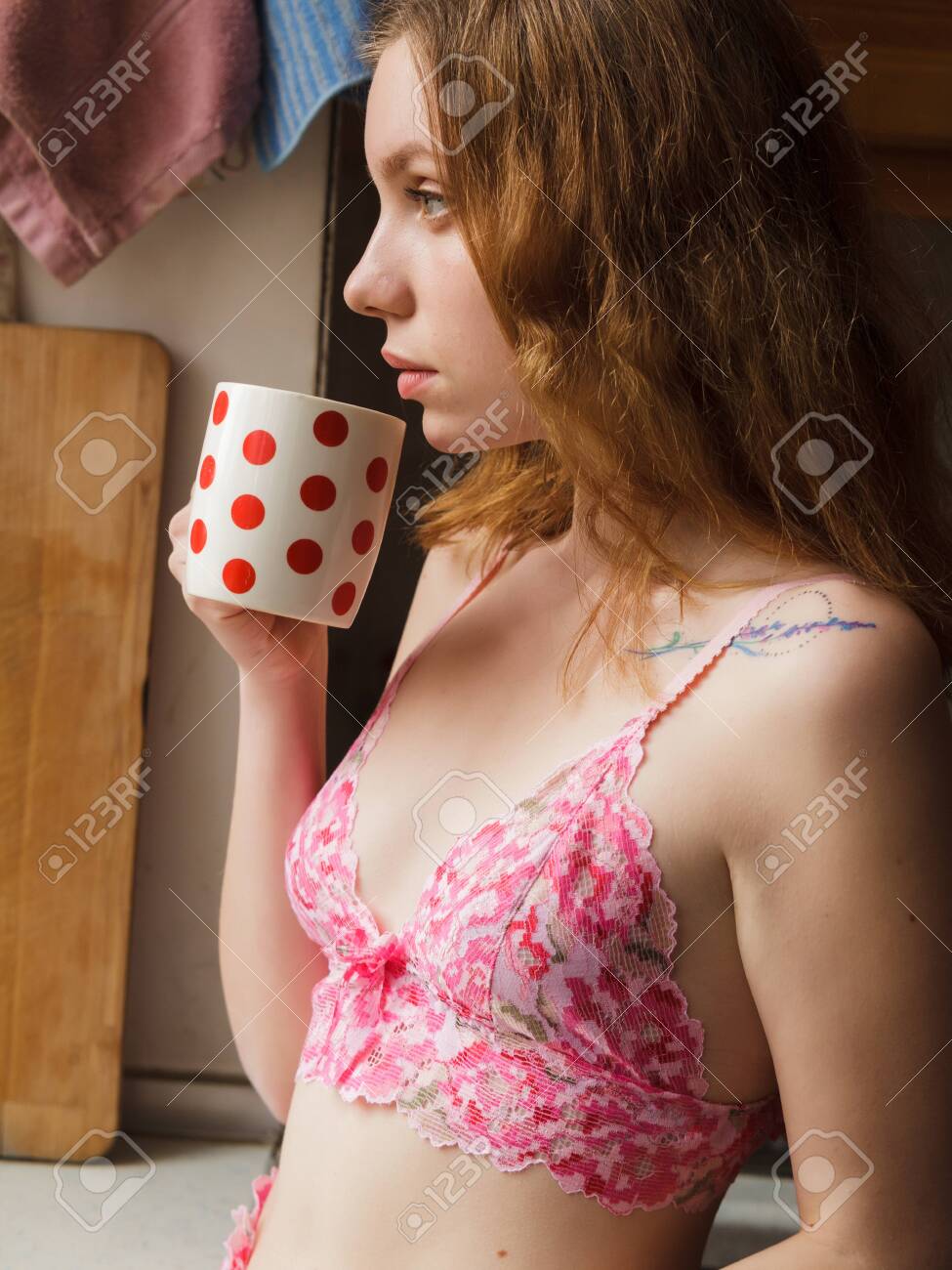 貧乳 接写 彼女のように彼女を愛し、何も変えたくない小さなおっぱいを持つ幸せな女の子。貧乳の問題、手術をするかどうか。の写真素材・画像素材 Image 152132949