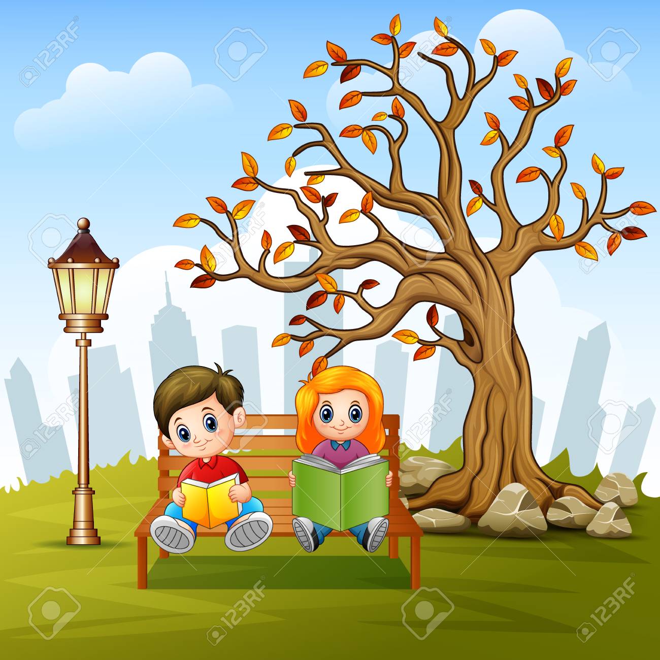 Immagini Stock Bambini Che Leggono Un Libro Nella Panchina Del Parco Della Citta Image