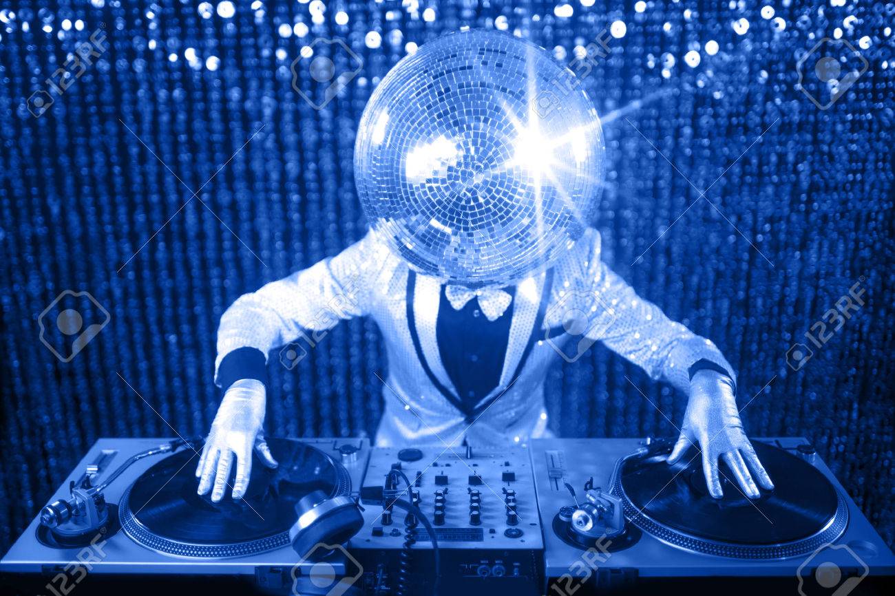 La Introducción De Mr Discoball. Un Carácter Fresco Club De DJ En Un Club Fotos, Retratos, Imágenes Y Fotografía De Archivo Libres De Derecho. Image 48840815.