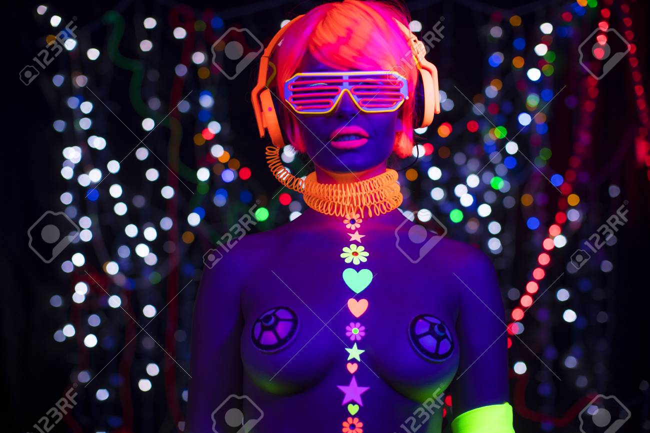 Video Fantástico De Cyber Raver Mujer Filmada En Ropa Fluorescente Bajo Luz Ultravioleta Negra Retratos, Imágenes Y Fotografía De Archivo Libres Derecho. 90412643.