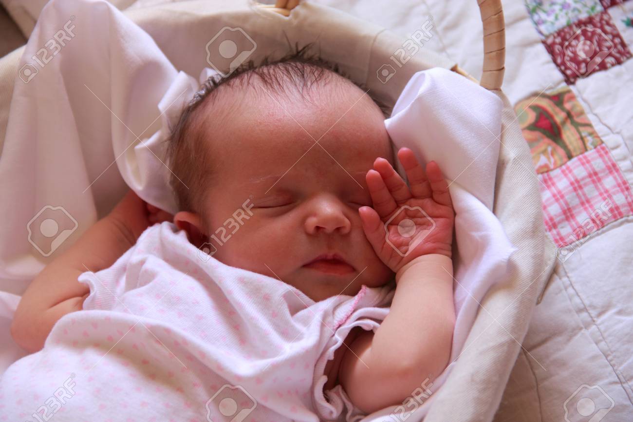 5 Jours De Bebe Mignon Banque D Images Et Photos Libres De Droits Image