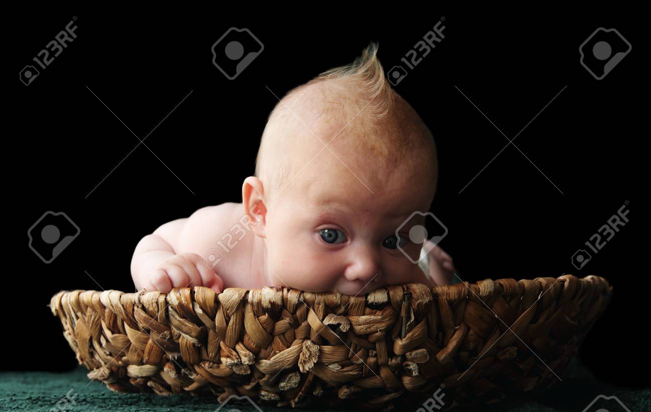 生後 2 ヶ月のかわいい赤ちゃん の写真素材 画像素材 Image