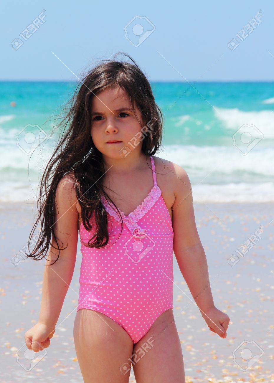 голые дети на море Красивая Девушка 5 Лет На Пляже Фотография, картинки, изображения и  сток-фотография без роялти. Image 12693692