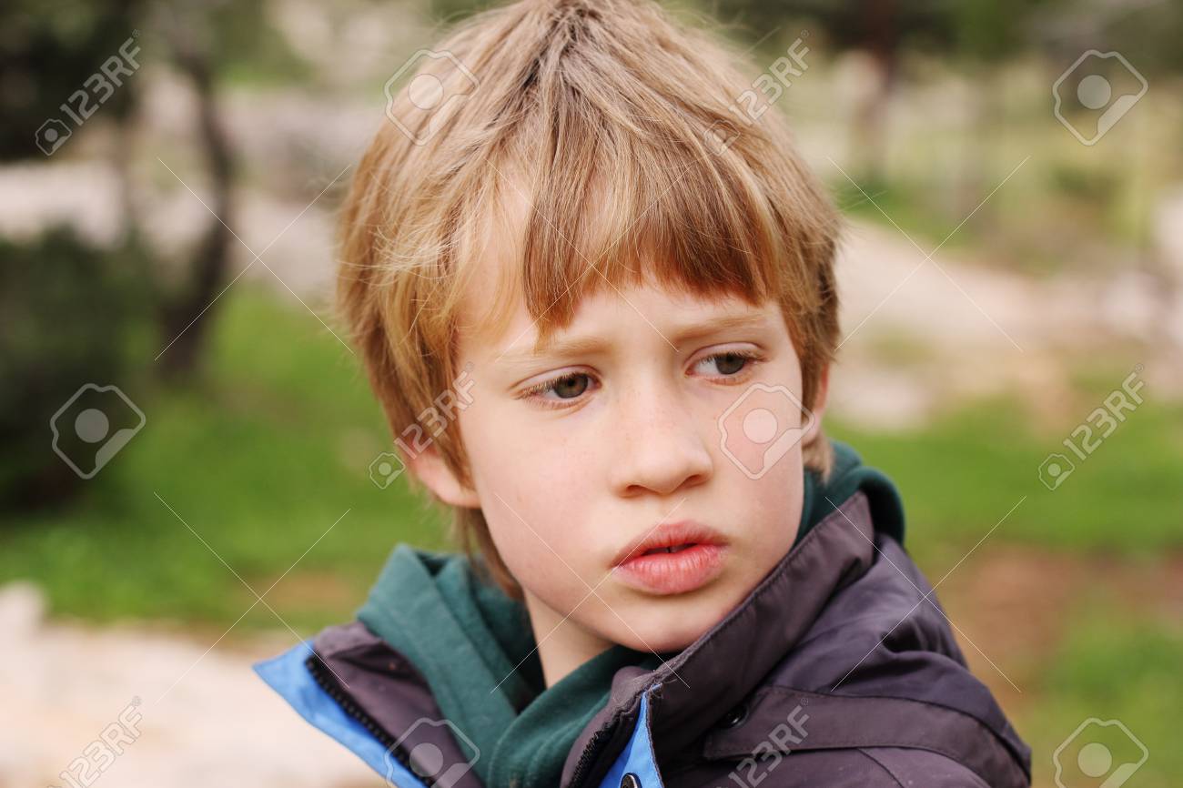 6 歳の男の子の屋外のポートレート の写真素材 画像素材 Image