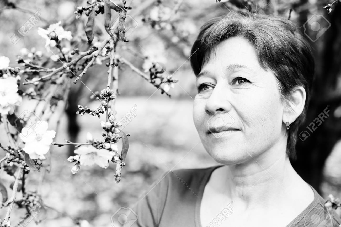 美しいリアル 45 歳女性の肖像画 の写真素材 画像素材 Image