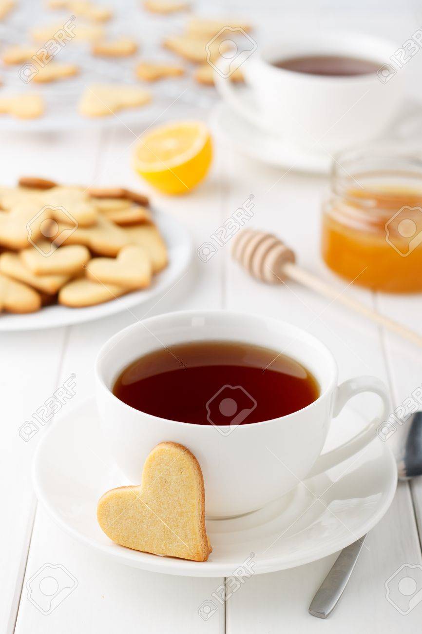 Petit Dejeuner Romantique Pour Les Amoureux De La Saint Valentin Deux Tasses De The Et Des Biscuits En Forme De Coeur Sur Une Table En Bois Blanc Collation Sucree Avec Du The Banque D Images