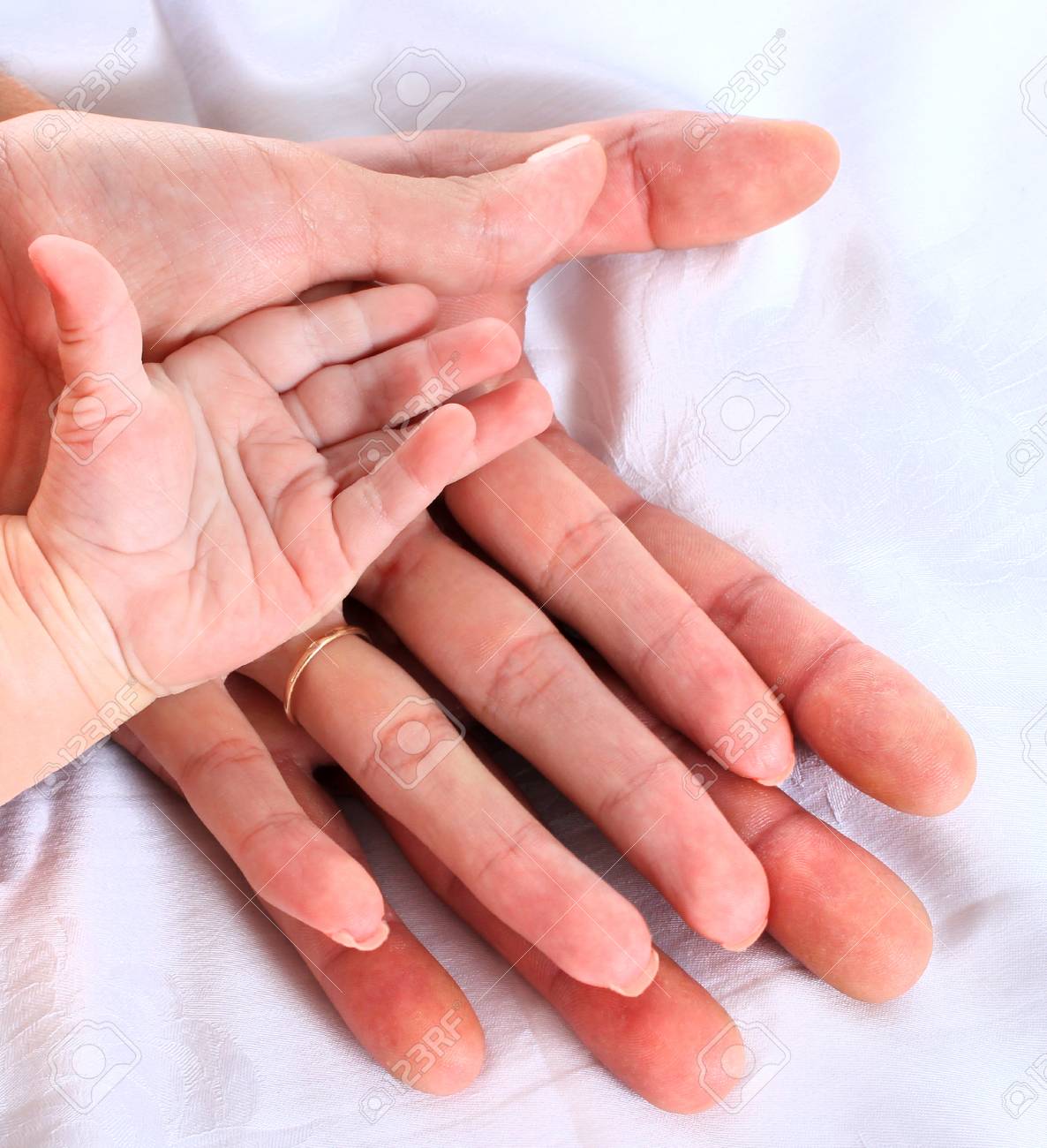 La Familia Del Bebe Papa De La Mama De La Mano Fotos Retratos Imagenes Y Fotografia De Archivo Libres De Derecho Image