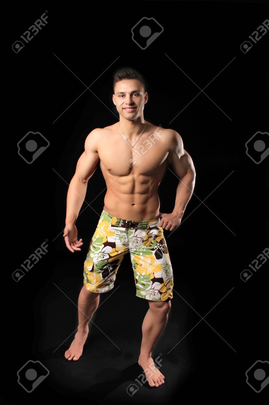 Culturista Hombre Guapo En Pantalones Cortos Que Muestran Los Músculos Fotos, Retratos, Imágenes Y Fotografía De Archivo Libres De Derecho. 70938630.