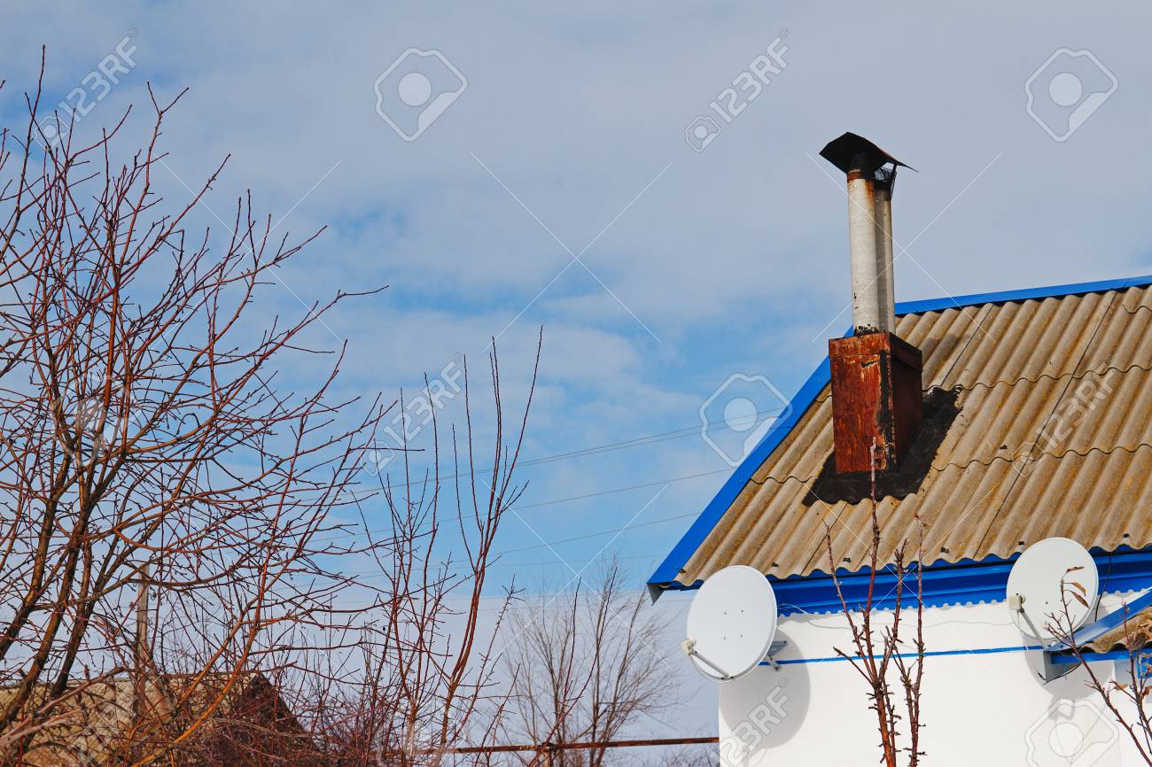 Una Antena Parabólica En El Techo De Una Casa Antigua En El Pueblo Fotos,  Retratos, Imágenes Y Fotografía De Archivo Libres De Derecho. Image  74509073.
