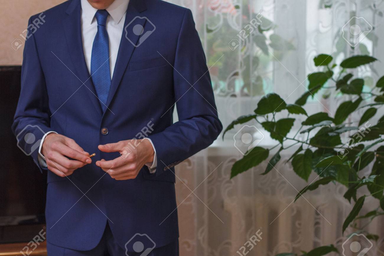 ビジネスマンのネクタイをまっすぐに設定や新郎の結婚式のためのドレッシング の写真素材 画像素材 Image