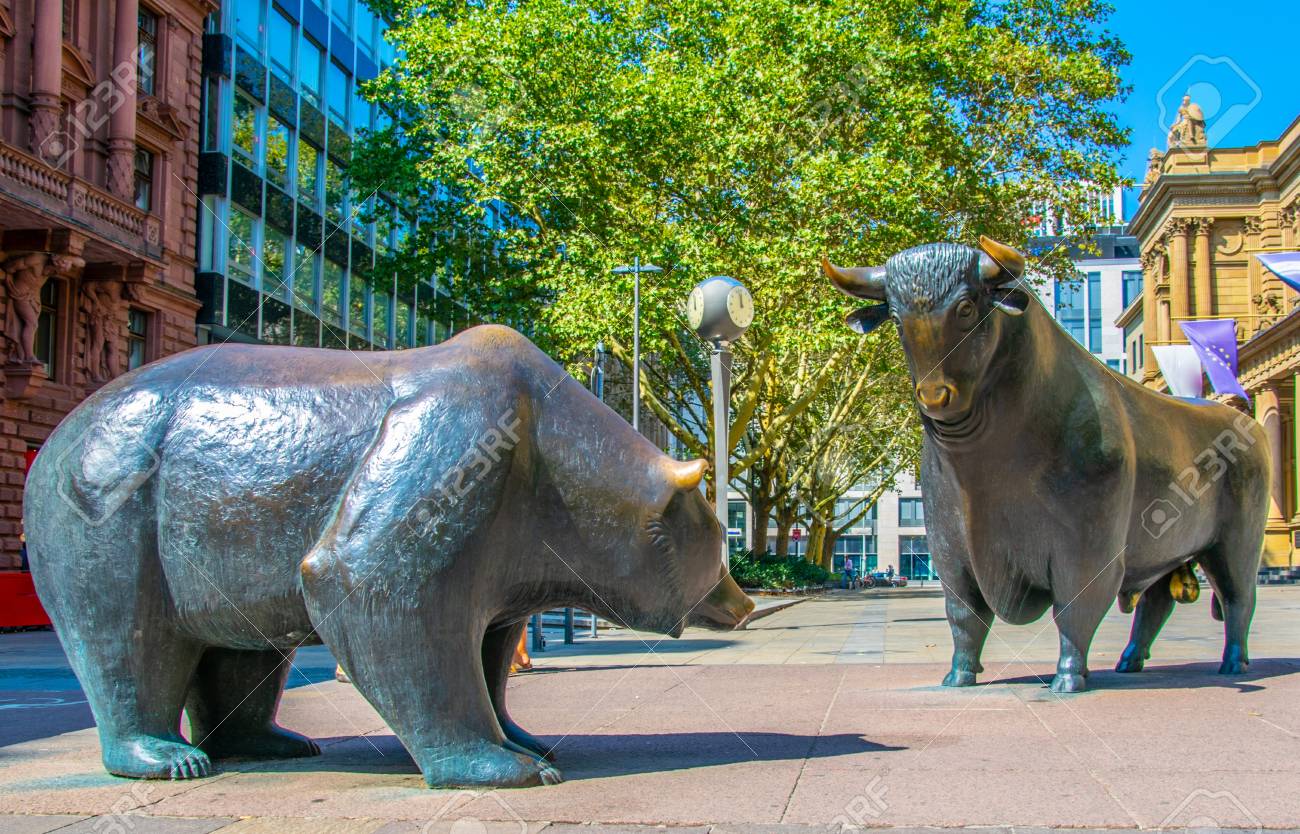 ドイツ・フランクフルトの証券取引所ビル前にあるクマと雄牛の像の写真素材・画像素材 Image 127002975