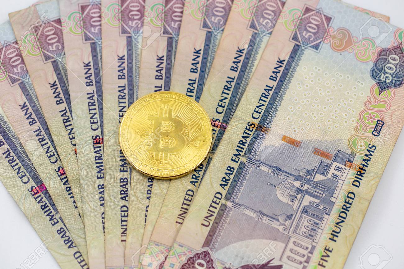 ドバイの上にトークンビットコイン、ディルハム紙幣のお金。暗号通貨対紙通貨概念、フラットレイビューの写真素材・画像素材 Image 107562468