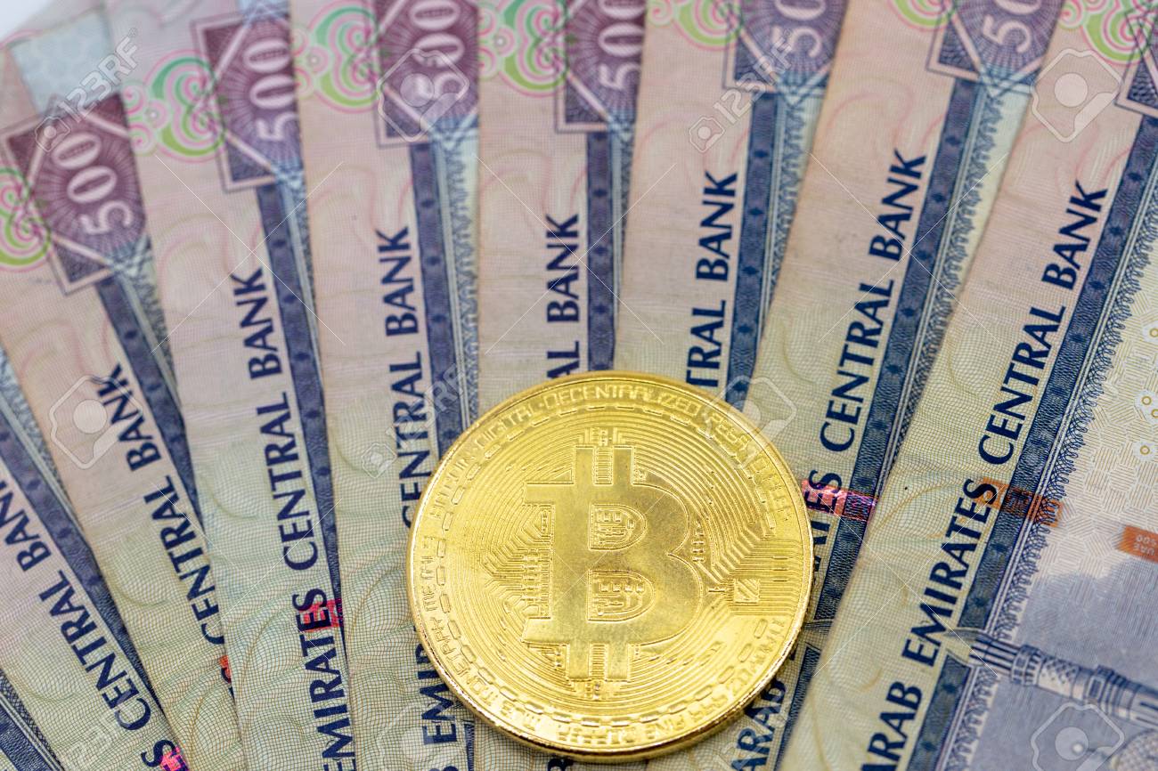 ドバイの上にトークンビットコイン、ディルハム紙幣のお金。暗号通貨対紙通貨概念、フラットレイビューの写真素材・画像素材 Image 107562469