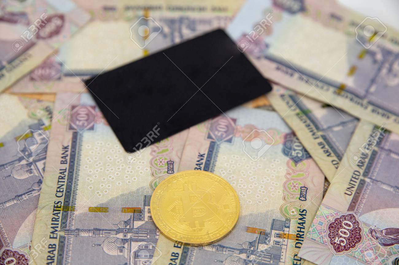 ドバイの上にトークンビットコイン、ディルハムは黒いクレジットカードでお金を紙幣。暗号通貨対紙幣対クレジットカードの概念の写真素材・画像素材 Image  107531124