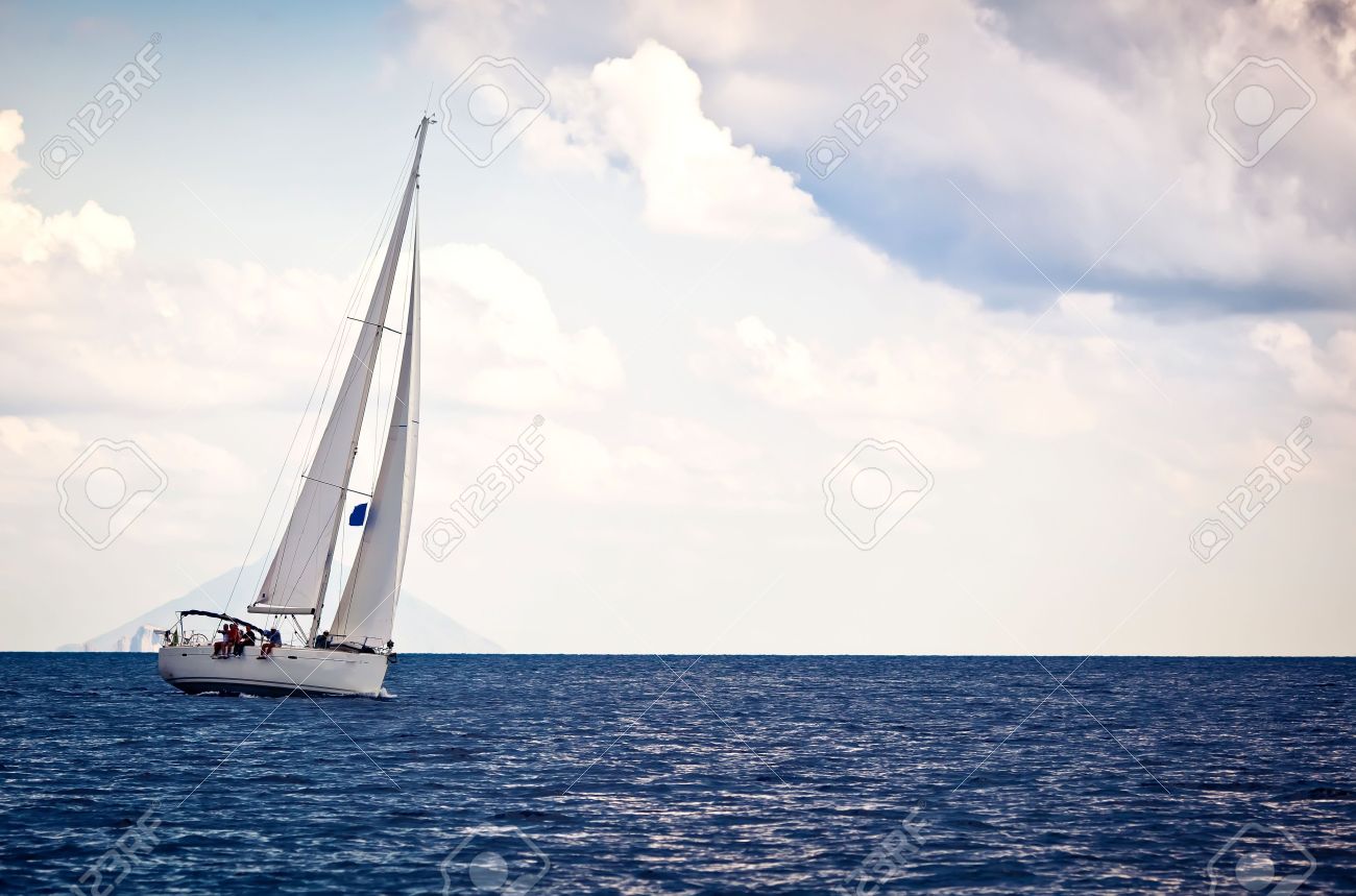 https://previews.123rf.com/images/duha127/duha1271112/duha127111200103/11708697-sailing-ship-yacht-in-open-sea.jpg
