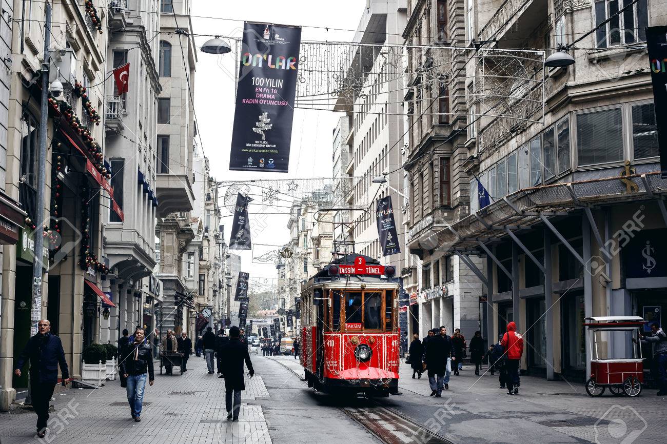 14 年 11 月 28 日にトルコのイスタンブールでイスティクラル通りでイスタンブール トルコ 11 月 28 日 古いトラム の写真素材 画像素材 Image
