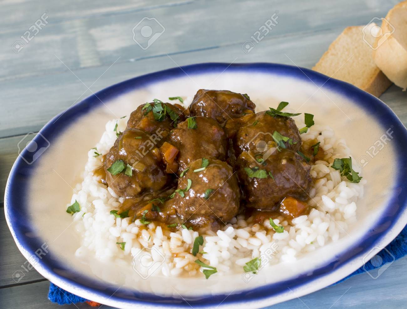 Boulettes De Viande Avec Riz Et Legumes Et Sauce Tomate Banque D