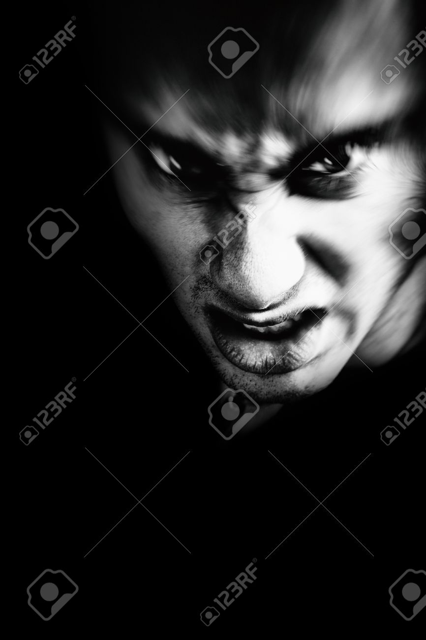 暗闇の中で怖い怒っている男性の邪悪な顔 の写真素材 画像素材 Image 暗闇の中で怖い怒っている男性の邪悪な顔 の写真素材 画像素材 Image