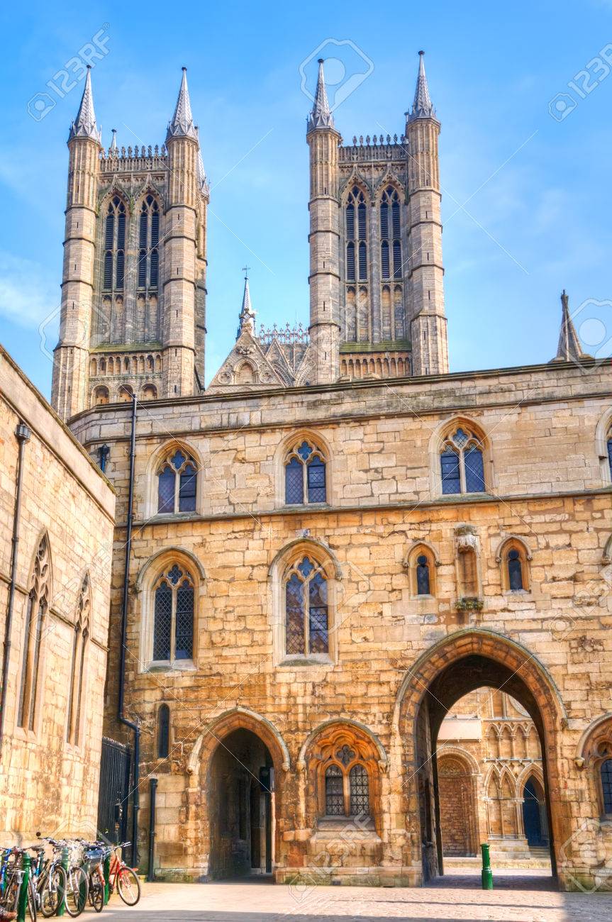 リンカーン 城広場を横切るとリンカーン大聖堂に中世の入り口のアーチを通してビュー の写真素材 画像素材 Image