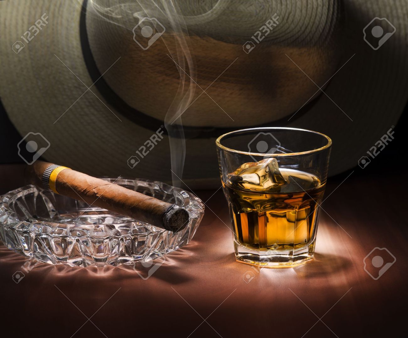 キューバ スタイルのラム酒とシガーをクローズ アップ の写真素材 画像素材 Image